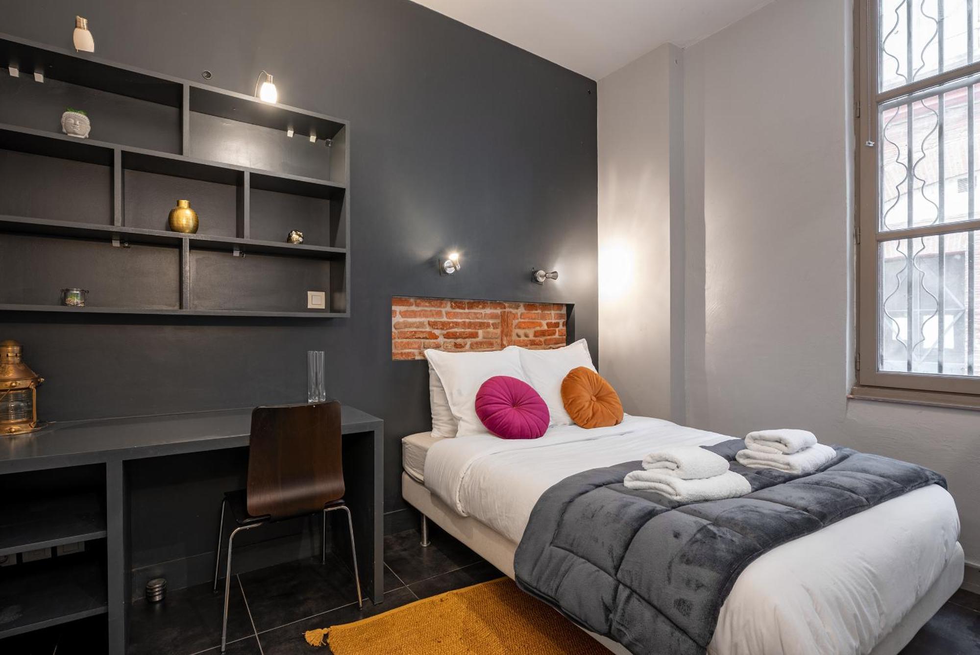 Lagrave - Cours Privee - Parking Apartment